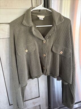 Cropped Ribbed Button-Up Shirt top in Olive size med